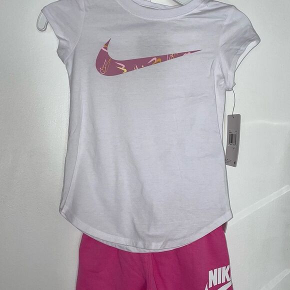 Nike Kids White and Pink T-Shirt - Picture 1 of 3